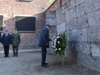 Sulyok Tamás elhelyezi koszorúját Auschwitzban