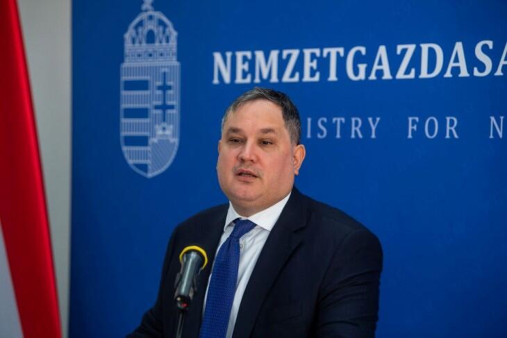 Nagy Márton szerint a kormánynak köszönhető a benzinárak csökkenése