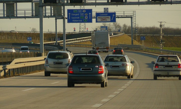 Az M0-s már végig fizetős, Budapest nem szeretné, ha a teherautók a városon átmenve spórolnának