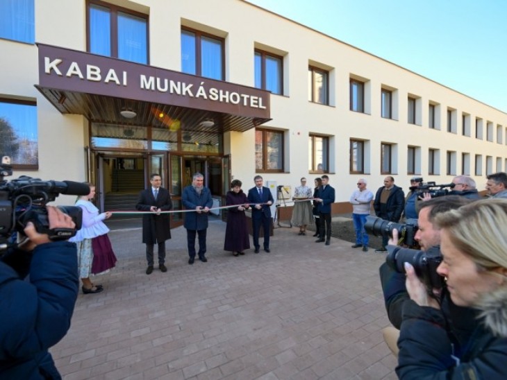 A kabai munkáshotel átadása március 2-án. Az épület-felújítással kialakított, 88 személy elhelyezésére alkalmas munkásszállás 294 millió forintba került. Fotó: MTI/Czeglédi Zsolt