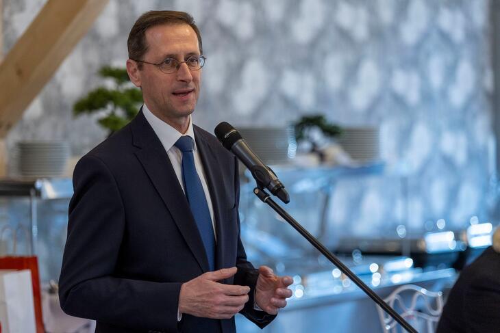 Varga Mihály és a jegybank kitart az óvatos monetáris politika mellett, szigorú maradt a hangnem