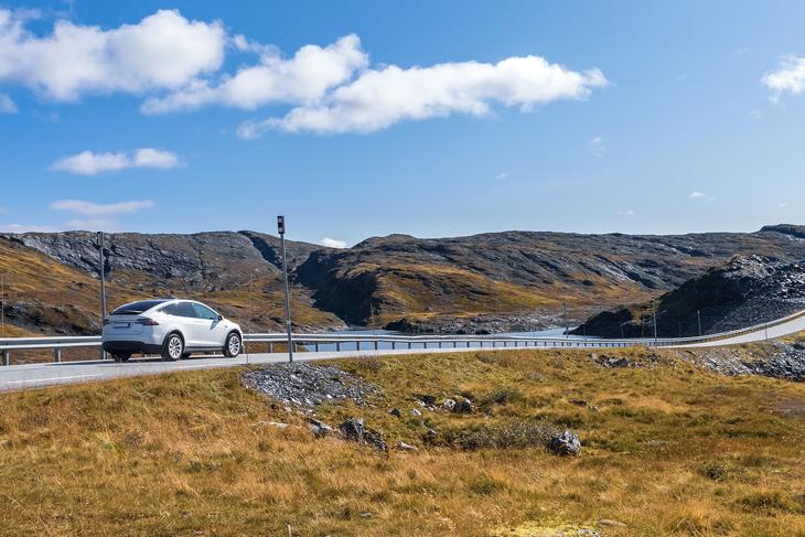 Egy Tesla Model X halad egy kamerákkal figyelt, fizetős norvég útszakaszon (Fotó: whichcar.au)