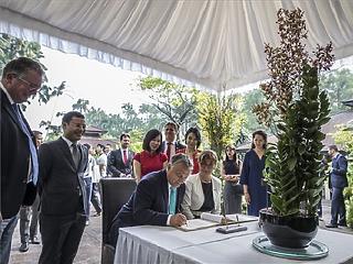 Fotókon a pillanat, amikor Orbán Viktornak keresztelnek egy orchideát