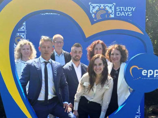 Magyar Péter és a Tisza Párt EP-képviselői Portugáliában egy néppárti rendezvényen