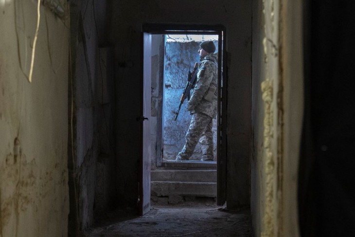 Ukrán katona őrt áll egy bunker bejáratánál a frontvonal közelében, a Harkivi területen levő Kupjanszkban 2023. november 30-án. Fotó: MTI/AP