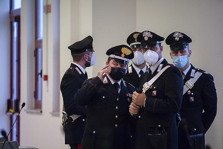 A védőmaszkot viselő csendőrök, carabinierik az olaszországi szervezett bűnözés története második legnagyobb perének otthont adó különleges bunkerben, a dél-olaszországi Lamezia Termében 2021. január 13-án. (Fotó: MTI/AP/LaPresse/Valeria Ferraro) 