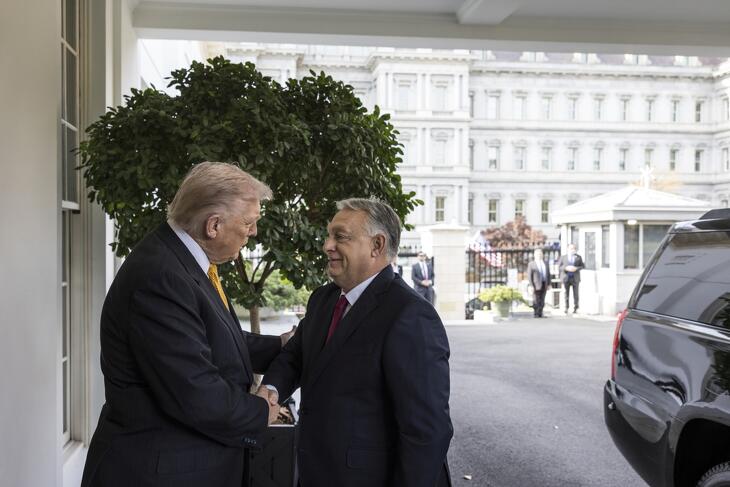 Donald Trump amerikai elnök és Orbán Viktor miniszterelnök kézfogása a washingtoni Fehér Házban 2025. november 7-én. 