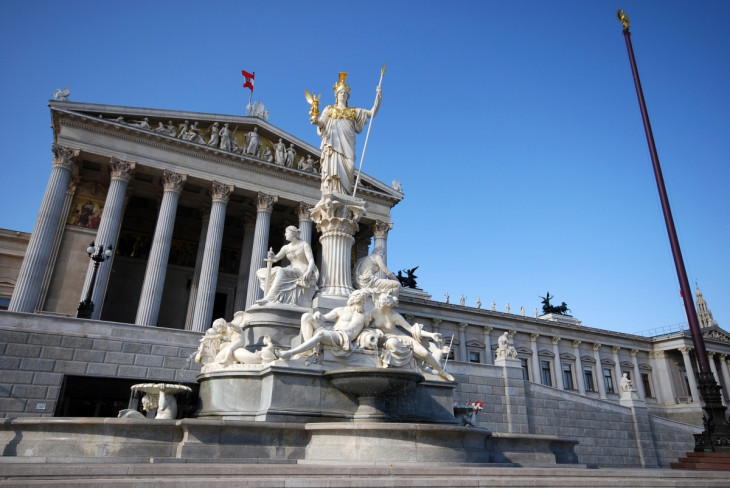 Az osztrák parlament épülete, előtte Pallasz Athéné szobrával Bécsben.