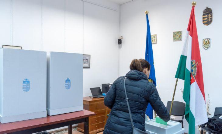 Leadja szavazatát egy nő az országgyűlési választáson és gyermekvédelmi népszavazáson Magyarország kolozsvári főkonzulátusán 2022. április 3-án. Fotó: MTI/Kiss Gábor 