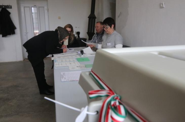 Választó a legkisebb szavazókörben. MTI/Vajda János 