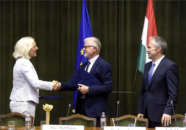 José Matthijsse, a Heineken Hungária Zrt. vezérigazgatója (b) és Lehel László, a Magyar Ökumenikus Segélyszervezet elnök-igazgatója kezet fog, jobbról Nagy István agrárminiszter. (MTI / Bruzák Noémi)