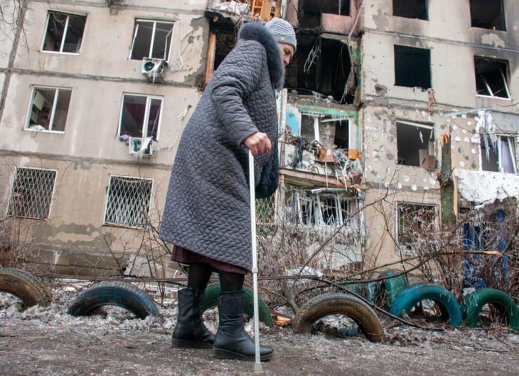 Idős asszony Harkivban az orosz támadás után. Fotó: Unian