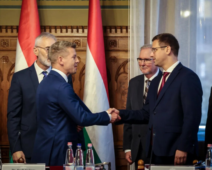 Magyar Péter és Gulyás Gergely a tárgyalás előtt