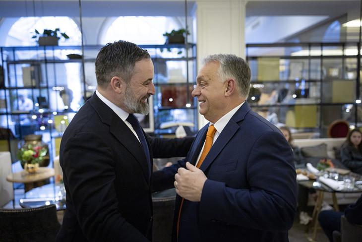 A barátságot egy kis illegális pártfinanszírozással is megpecsételték? Orbán Viktor miniszterelnök és Santiago Abascal, a spanyol VOX párt és a Patrióták Európáért párt elnöke kétoldalú megbeszélésükön Madridban 2025. február 7-én