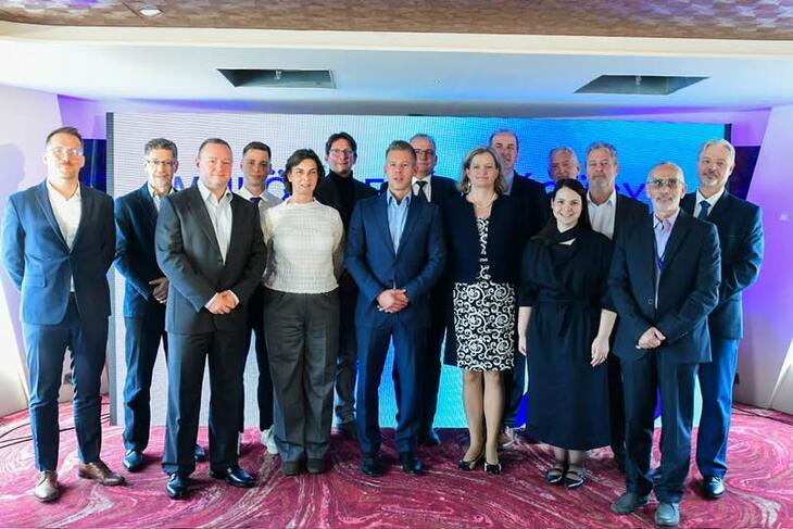 Ha az új kormányzat még idén betartja béremelési ígéreteit, két számjegyű növekedés is jöhet