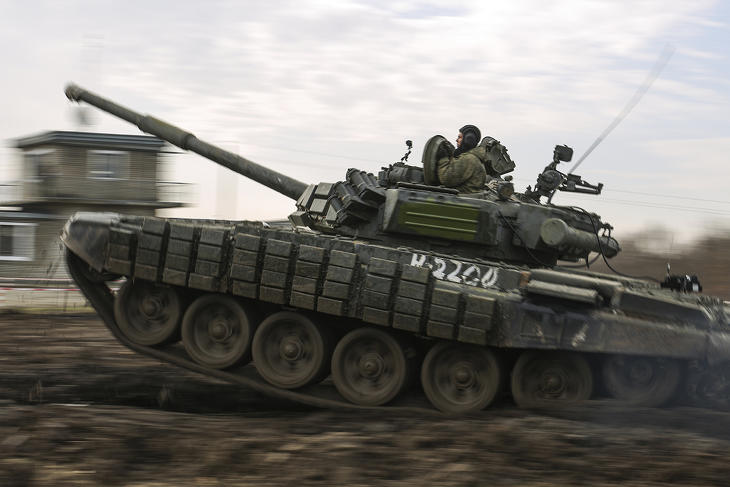 Orosz T–72B3 harckocsik hadgyakorlaton a dél-oroszországi Kadamovszkij gyakorlótéren (Fotó: MTI/AP)