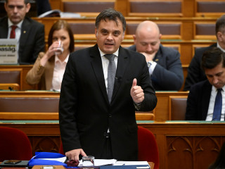 Latorcai Csaba, a Közigazgatási és Területfejlesztési Minisztérium parlamenti államtitkára napirend előtt felszólalásra válaszol az Országgyűlés plenáris ülésén 2024. november 25-én. 