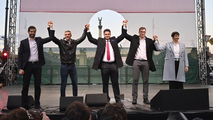 Két éve megpróbálták, nem jött be: Márki-Zay Péter, az ellenzék közös miniszterelnök-jelöltje (k), valamint a korábbi miniszterelnök-jelöltek: Karácsony Gergely (MSZP, Párbeszéd, LMP, j2), Dobrev Klára (j), Jakab Péter (b2, Jobbik) és Fekete-Győr András (b, Momentum) az ellenzéki pártok Egységben a szabad Magyarországért! címmel tartott megemlékezésén, az Andrássy úton az 1956-os forradalom és szabadságharc 65. évfordulóján, 2021. október 23-án. (Fotó: MTI/Szigetváry Zsolt)