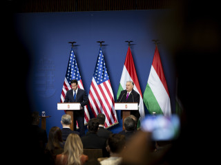 A Miniszterelnöki Kommunikációs Főosztály által közreadott képen Orbán Viktor miniszterelnök (j) és Marco Rubio amerikai külügyminiszter (b) a tárgyalásuk után tartott közös sajtótájékoztatón a Karmelita kolostorban 2026. február 16-án. 