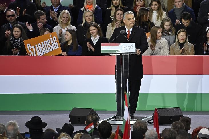 Orbán Viktor miniszterelnök ünnepi beszédet mond az 1956-os forradalom és szabadságharc 65. évfordulóján tartott megemlékezésen az Erzsébet téren 2021. október 23-án. MTI/Koszticsák Szilárd