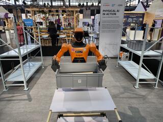 Európában csak a kapun dörömbölnek, Kínában már áttörtek az emberi robotok