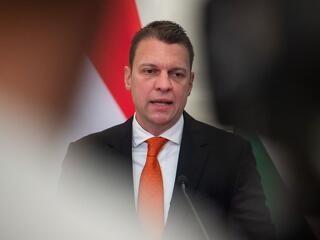 Szeretné közel egy óráig Menczer Tamást hallgatni? Most megteheti – Majkáról, Magyar Péterről is beszél