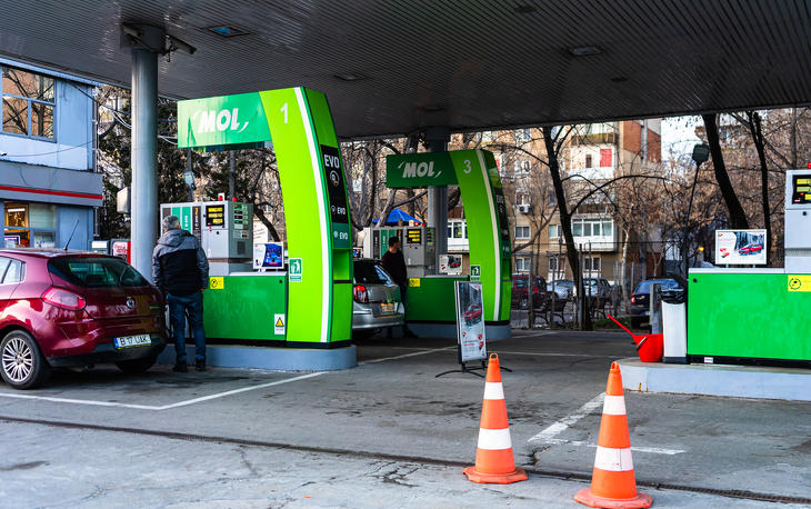 Sokáig nem várható, hogy 480 forint alá menjen egy liter 95-ös benzin ára. Illusztráció: Depositphotos