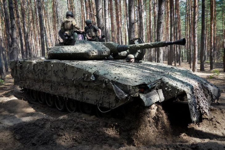 Ukrán katona egy CV90-es (Combat Vehicle 90) gyalogsági harcjárműben a frontvonal közelében a kelet-ukrajnai Harkiv megyében 2024. június 18-án