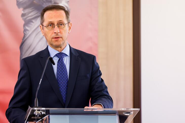 Varga Mihály szerint az amerikai kormányzat által bevezetett vámok és a világszerte alkalmazott ellenintézkedések jelentős bizonytalanságot eredményeznek a makrogazdasági kilátásokban