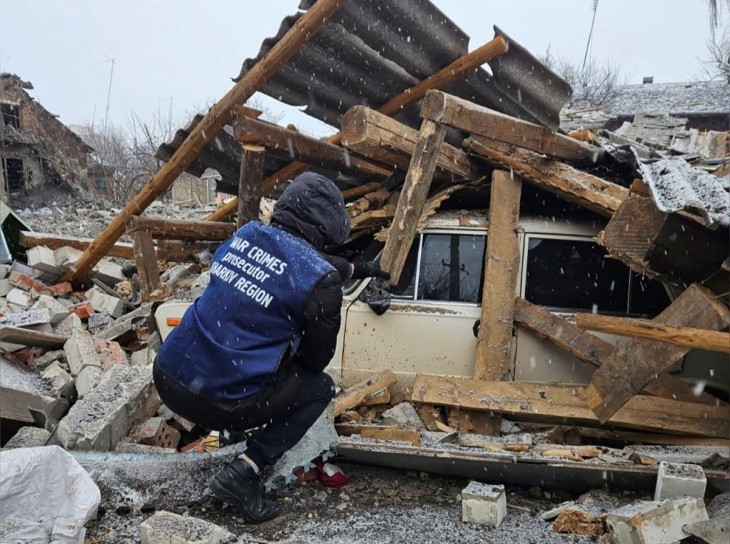 A Harkivi területi ügyészség által közreadott képen romok alatt egy autó 2024. január 8-án, miután orosz rakétatámadás érte a terület azonos nevű székvárosát. Fotó: MTI/EPA/Harkivi területi ügyészség