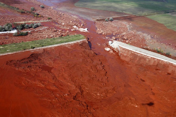 Az ajkai vörösiszaptároló átszakadt gátja. Még most is nagyjából 50 millió tonna vörösiszap áll az országban ilyen tárolókban. Fotó: Wikimedia