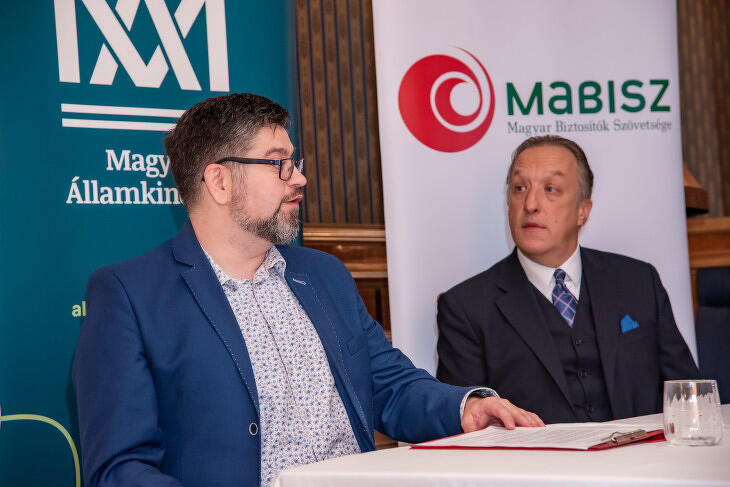 Gáspár András, a Klasszis Média lapigazgatója és Jeney Attila a diákverseny zsűrijében véleményezik a versenyzőket