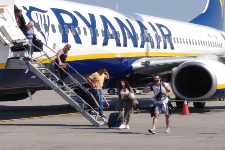 Ryanair-gép és utasai Ferihegyen. Fotó: mfor/Mester Nándor