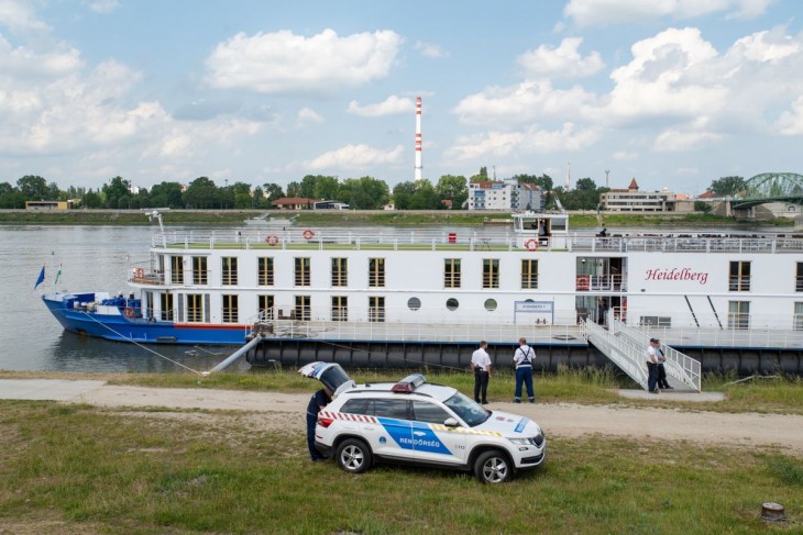 A szállodahajó kapitányát bűnügyi felügyelet alá helyezték