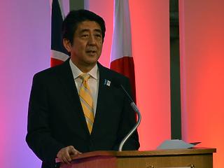 Távozik a japán miniszterelnök - ez a lemondás oka