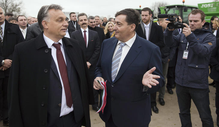 Mészáros Lőrinc és Orbán Viktor beszélget. Fotó: MTI/Koszticsák Szilárd