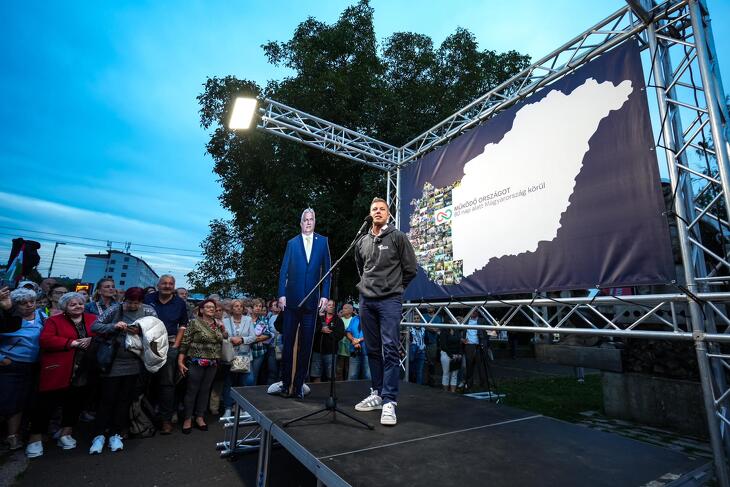 Magyar Péter a Tisza Párt országjárásának miskolci állomásán szeptember 23-án, Orbán Viktor kartonfigurája mellett
