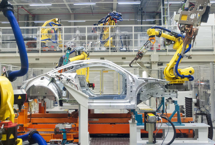 Robotok dolgoznak az Audi Hungária Zrt. győri karosszériaüzemében. Fotó: MTI / Krizsán Csaba