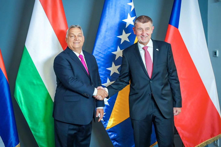 Orbán Viktor és Andrej Babis találkozója – a mai hírnek alighanem a magyar kormányfő is örül (2021-es felvétel) 