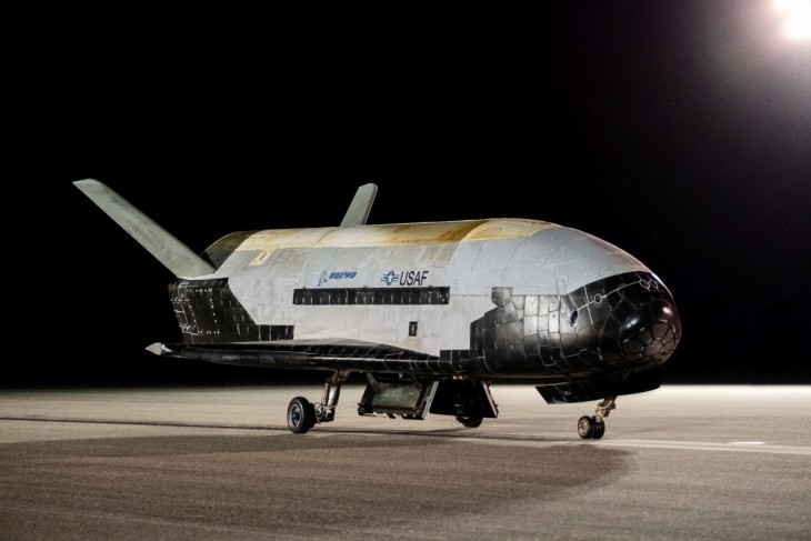 Egy X-37B 2022 novemberében, egy több mint 900 napos titkos küldetés végén, miután visszatért a világűrből és leszállt. Fotó: Staff Sgt. Adam Shanks / USAF