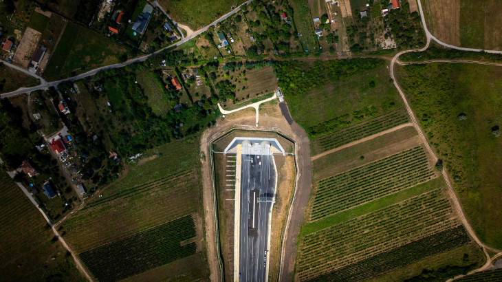 Átfúrtak egy dombot az autóúthoz