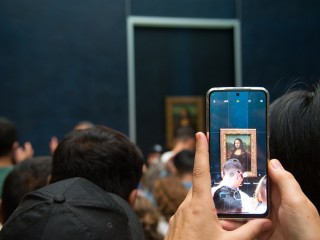 A Mona Lisa a világ egyik legértékesebb és legismertebb festménye: tízezrek szelfiznek vele minden nap