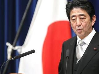 Merényletet követtek el Abe Sinzó ellen, kritikus állapotban a volt japán kormányfő