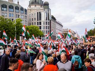 Érkezik a tömeg a Hősök terére, Magyar Péter beszédére várva