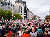 Érkezik a tömeg a Hősök terére, Magyar Péter beszédére várva