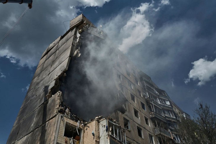 Romos lakóház Krivij Rihben 2023. július 31-én, miután kettős orosz rakétatámadás érte a dél-ukrajnai várost. Két ember életét vesztette, öt-hét pedig a romok alatt rekedt. Fotó: MTI/AP