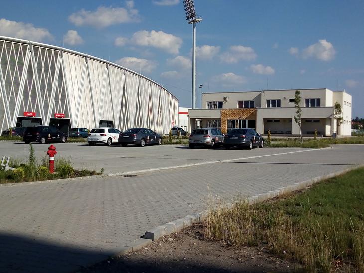 Stadion és mellette a fedett focicsarnok (Fotó: mfor.hu)