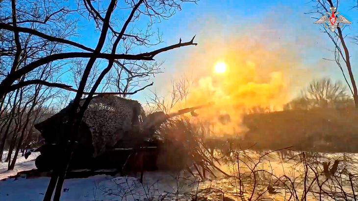 Az orosz védelmi minisztérium által 2024. január 22-én közreadott képen orosz tüzérek 152,4 milliméteres Mszta-Sz önjáró löveggel tüzelnek ukrán célpontra egy meg nem nevezett ukrajnai helyszínen