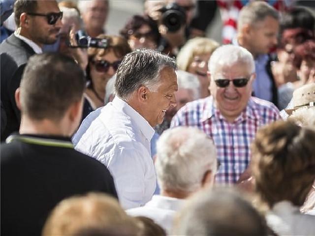 Orbán Viktor, idősebb szimpatizánsai körében