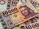 A forint próbálja ledolgozni a hosszú hétvége tunyaságát